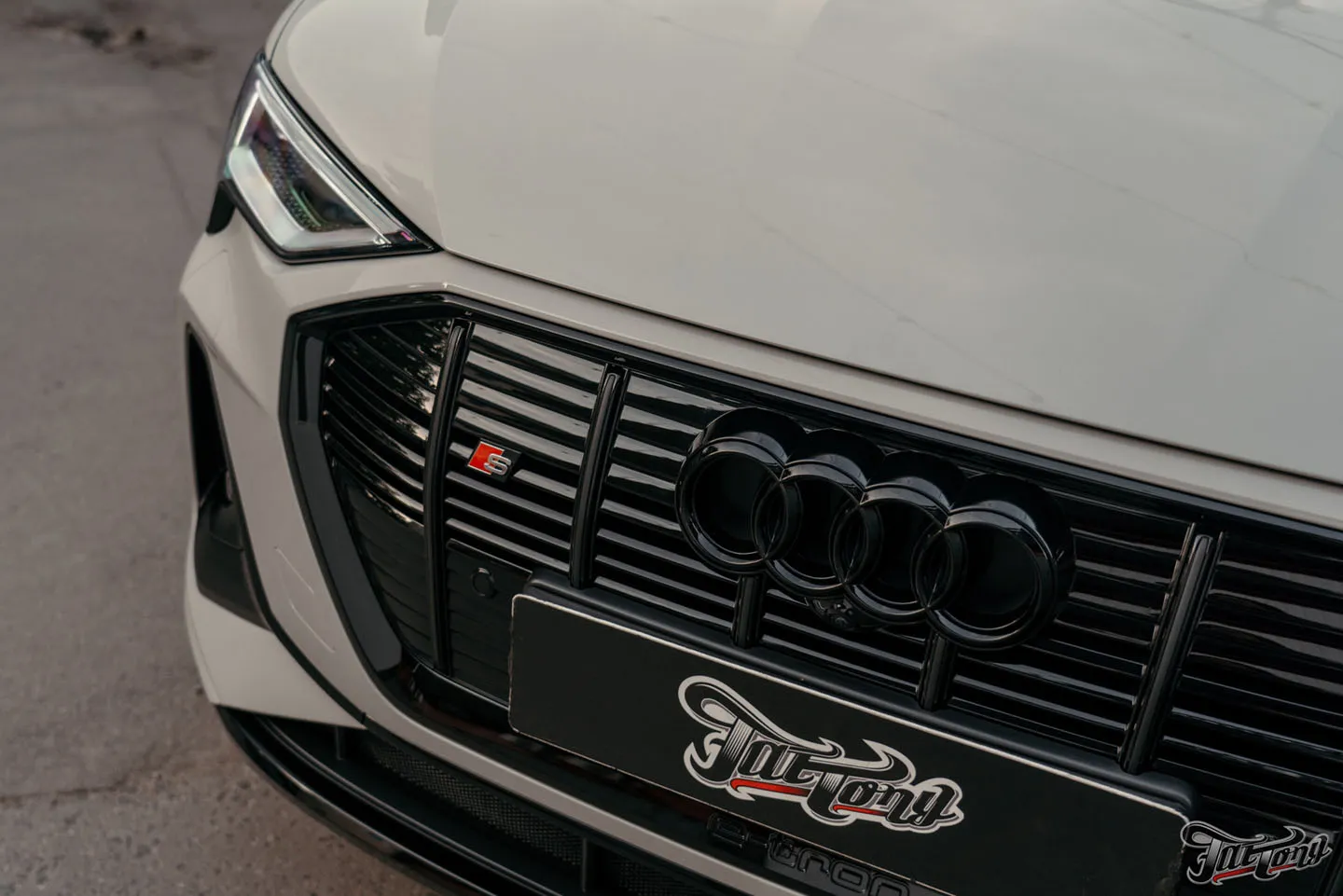 Оклеили Audi e-tron S глянцевым полиуретаном и сделали фирменный Шиномонтаж на вибростенде